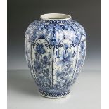 Vase "Regina" aus Keramik (Delft, Unterbodenmarke, 20. Jahrhundert), Blumendekor,Blaumalerei,