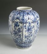 Vase "Regina" aus Keramik (Delft, Unterbodenmarke, 20. Jahrhundert), Blumendekor,Blaumalerei,