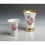 2 Vasen (Meissen), Blumendekor, Goldstaffage, davon 1x blaue Knaufmarke, Nr. 150 122 8, H.13,5 cm,