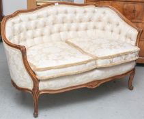 Kl. gondelförmiges Sofa (Deutschland, um 1860/70), Nußholzgestell, ca. 130 x 80 x 83 cm.Neue