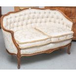 Kl. gondelförmiges Sofa (Deutschland, um 1860/70), Nußholzgestell, ca. 130 x 80 x 83 cm.Neue