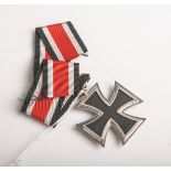 Eisernes Kreuz (Drittes Reich, 2. Klasse, von 1939), am Band. Altersgem. Zustand.- - -21.00 %