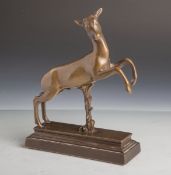 Bronzefigur "Reh" (Jugendstil, um 1910/20), Figur eines steigenden Rehs auf einemrechteckigen Sockel