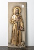 Heiliger Fraziskus (um 1900), ganzfigüriges Holzrelief, Heiliger Franziskus mit Nimbus,ein Kreuz