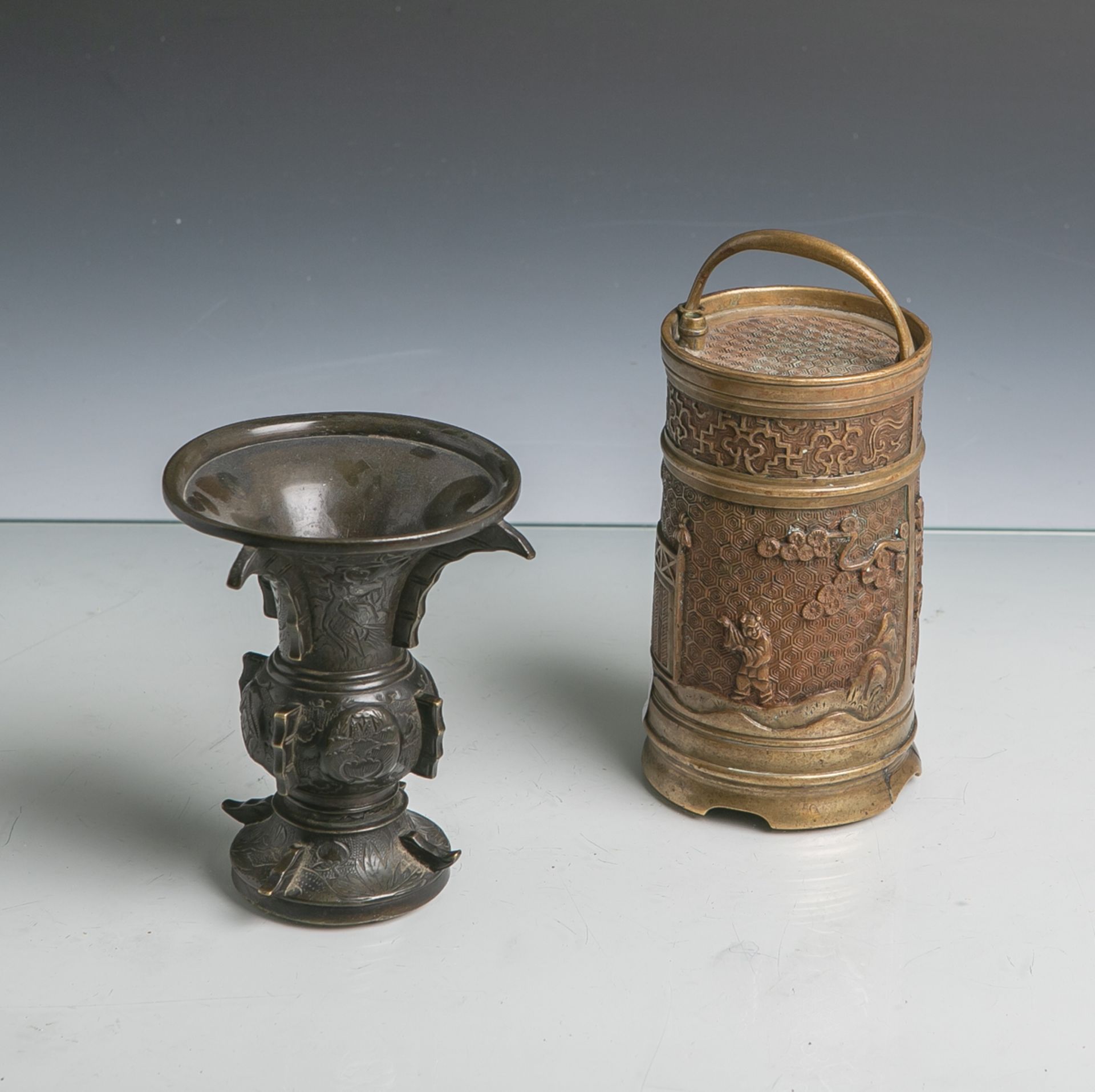 Konvolut von 1 kl. Vase u. 1 Tabakdose (China, 19./20. Jahrhundert), davon 1x Bronze,Floraldekor (