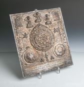 Metallreliefplatte (wohl Indien), Jahreskalender zum Aufhängen, Darstellungen vonGottheiten in