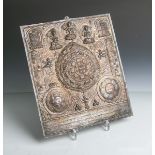 Metallreliefplatte (wohl Indien), Jahreskalender zum Aufhängen, Darstellungen vonGottheiten in