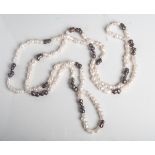 Halskette aus Süsswasserperlen (Biwa-Perlen), 2-farbig, Endloskette, L. ca. 92 cm.- - -21.00 %