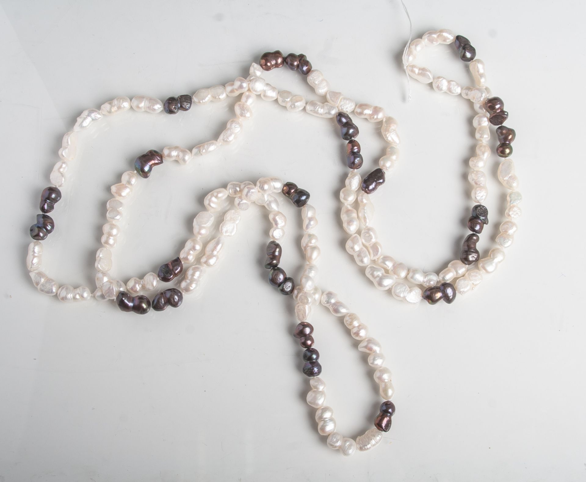 Halskette aus Süsswasserperlen (Biwa-Perlen), 2-farbig, Endloskette, L. ca. 92 cm.- - -21.00 %