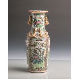 Porzellanvase (China), polychrom bemalt mit Pflanzen- und Vogeldekor, mit Henkel, H. ca.25,5 cm.