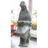 Franzen, Werner (1928-2014), sitzende Lesende, Bronze, Unikat, H. ca. 142 cm. Grünspan