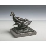 Vordermayer, Ludwig (1868-1933), Bronzegruppe Entenpaar, auf naturalistisch gestaltetenSockel, auf