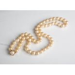 Champagnerfarbene Perlenkette, Verschluss 925er Silber vergoldet, L. ca. 59 cm, Dm.(Perlen) ca. 0,