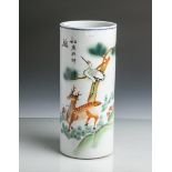 Porzellanvase (China), zylindrische Form, Tierdarstellung, farbig gemalt, Unterbodenmarkem.
