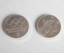 2 Medaillen "Olympische Spiele, München 1972" (Deutschland), 925/1000 Silber,Bogenschießen, Rs.: