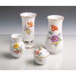 Konvolut von 3 Vasen u. 1. Deckeldose (Meissen, blaue Schwertermarke), Blumendekor,Goldstaffage,