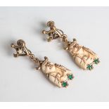 Paar Ohrringe in Form von 2 chinesischen Heiligen, Metall vergoldet / Bein (?), je besetztm. 2