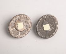2 Verwundetenabzeichen in Silber (2. WK), Drittes Reich, 2. Klasse, Vollguß, m.Anstecknadel, davon 1