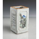 Pinselbecher (wohl China, 19./20. Jahrhundert), Porzellan, handbemalt, roteUnterbodenmarke, in