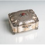 Silberdeckeldose (Feingehalt 800, Herstellerpunze unleserlich, 19./20. Jahrhundert), reichverziert