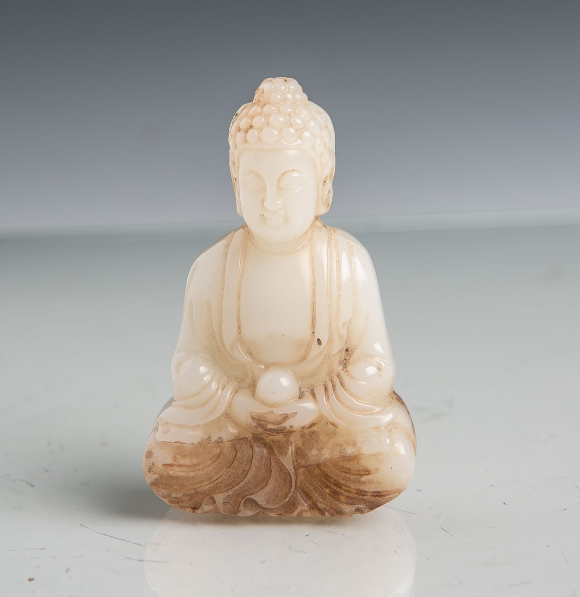 Schnitzarbeit aus Jade (China), Po Sang Buddha im Lotussitz, H. ca. 6 cm. Altersgem.Zustand.- - -