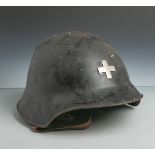 Schweizer Stahlhelm M 24, auf der Stirnseite aufgelegtes silbernes Kreuz, Innenfutter ausLeder, m.