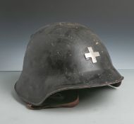 Schweizer Stahlhelm M 24, auf der Stirnseite aufgelegtes silbernes Kreuz, Innenfutter ausLeder, m.