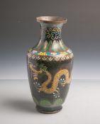 Vase (wohl um 1900, China), Cloisonné-Technik, 2 Himmelsdrachen im Wolkenmeer, Vasenhalsm.