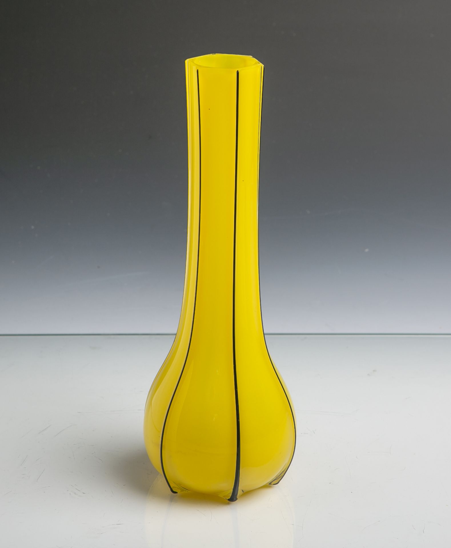 Jugendstilvase (1920er Jahre), doppelschichtiges Glas (durchsichtig / gelb) m. bemaltenlanggezogenen