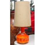 Vintage Tischlampe (1960/70er Jahre), orangefarbener Glasfuß m. orig. Schirm, Entw.: wohlPeill u.