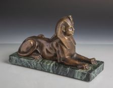 Unbekannter Künstler (Frankreich, wohl Mitte 19. Jahrhundert), Sphinx, Bronze, auf