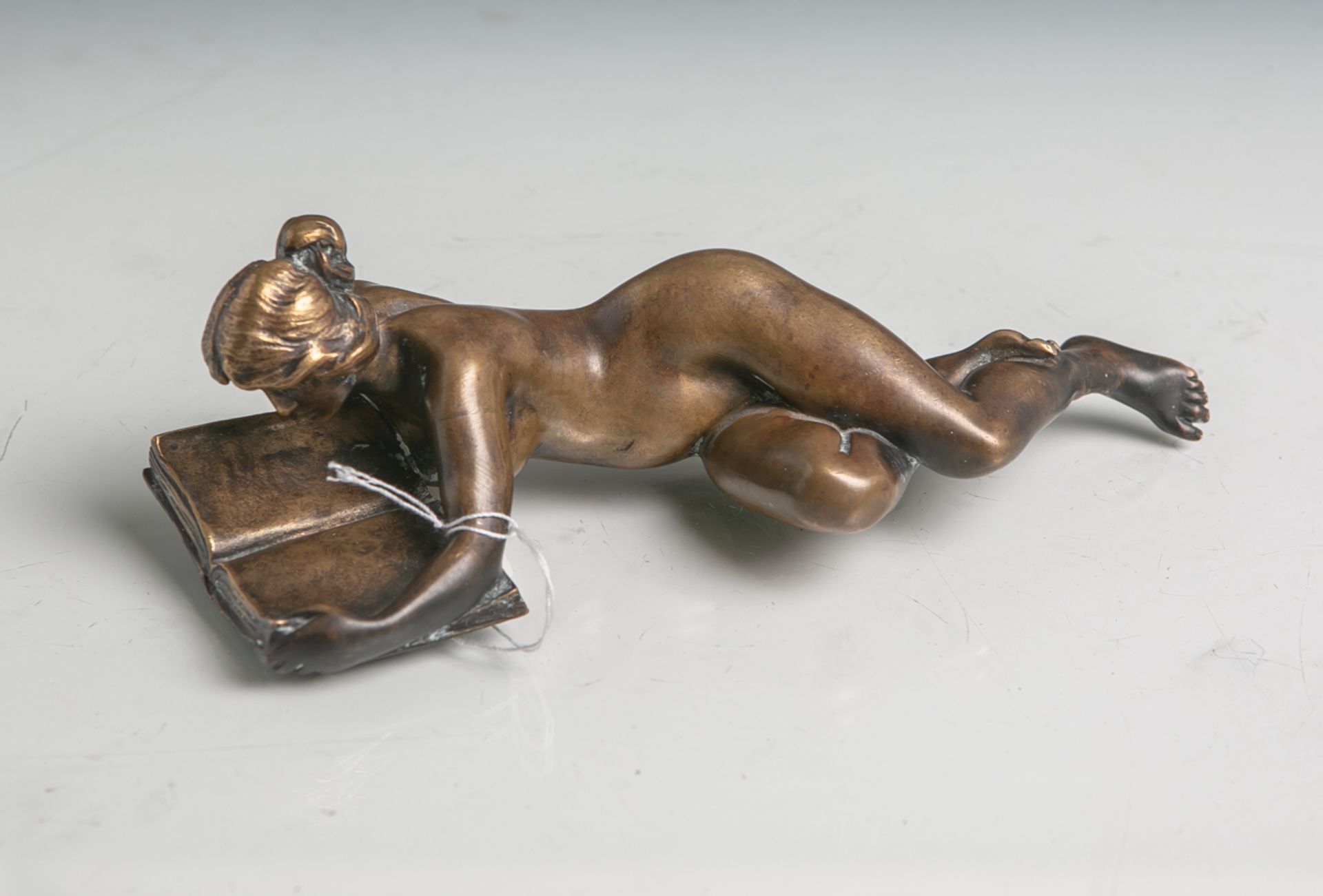 Unbekannter Künstler (wohl um 1900), weiblicher liegender Akt ein Buch lesend, Bronze,patiniert,