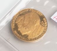 Goldmedaille "Präsident John F. Kennedy / Bundeskanzler Konrad Adenauer" (Deutschland,1963), 900/