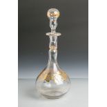 Karaffe (19. Jahrhundert), klares Glas m. goldbemaltem Weinlaub-Muster, Stöpselhohlgeblasen (am