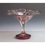 Große Glasaufsatzsschale aus klarem Glas mit rotem Überfang (wohl Böhmen, 19./20.Jahrhundert),