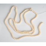 Doppelreihige Perlenkette, Verschluss in From einer Blüte, gestempelt 4K, Monogramm "H",besetzt m. 4