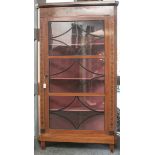 Biedermeier-Eckvitrine (Süddeutschland, um 1900), Kirschbaum/Tanne, geschwärzte u.symmetrisch