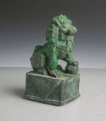 Pho-Hund (wohl Indonesien), Darstellung eines mythologischen Wachhundes auf Sockel, inBronze