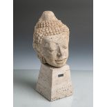 Buddhakopf aus Stein (Alter und Herkunft unbekannt), Stein rs. abgeflacht, aufabgestumpften
