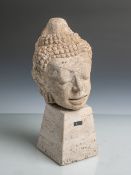 Buddhakopf aus Stein (Alter und Herkunft unbekannt), Stein rs. abgeflacht, aufabgestumpften