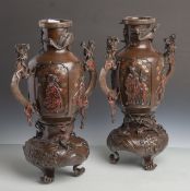 Vasenpaar, China, späte Qing-Zeit, Ende 19. Jahrhundert, um 1900, Bronze, patiniert.