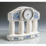 Uhrgehäuse aus Keramik (20. Jahrhundert), in Form einer Kolonnade m. 4 Säulenausgearbeitet,