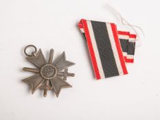 Kriegsverdienstkreuz (Drittes Reich, II. Klasse), mit Schwertern am Band, in originalTüte,