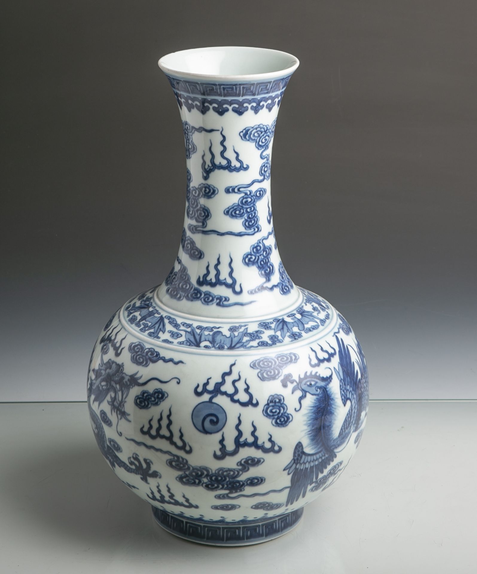Vase (China, Ende 19./Anf. 20. Jahrhundert), Weißporzellan in kobaltblauerUnterglasurbemalung, m.