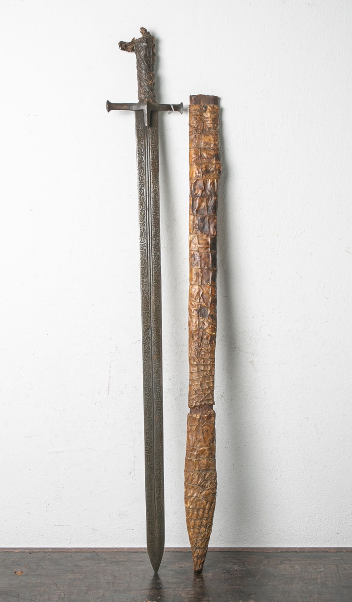 Schwert (wohl Afrika, 19./20. Jahrhundert), zweischneidige Klinge mit arabischer Schift,Scheide