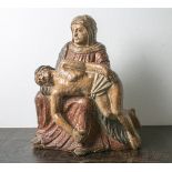 Spätgotische Pieta, geschnitzte Figurengruppe: Maria auf einer Felsenbank sitzend, denLeichnam