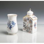 Set aus 1 kl. Vase u. 1 Teedose (Meissen, 20. Jahrhundert), Blumendekor, polychromeBemalung,