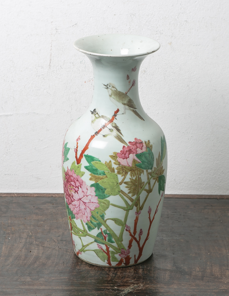 Balusterförmige Vase aus Porzellan (China, wohl 19. Jahrhundert), polychromesAufglasurdekor m.