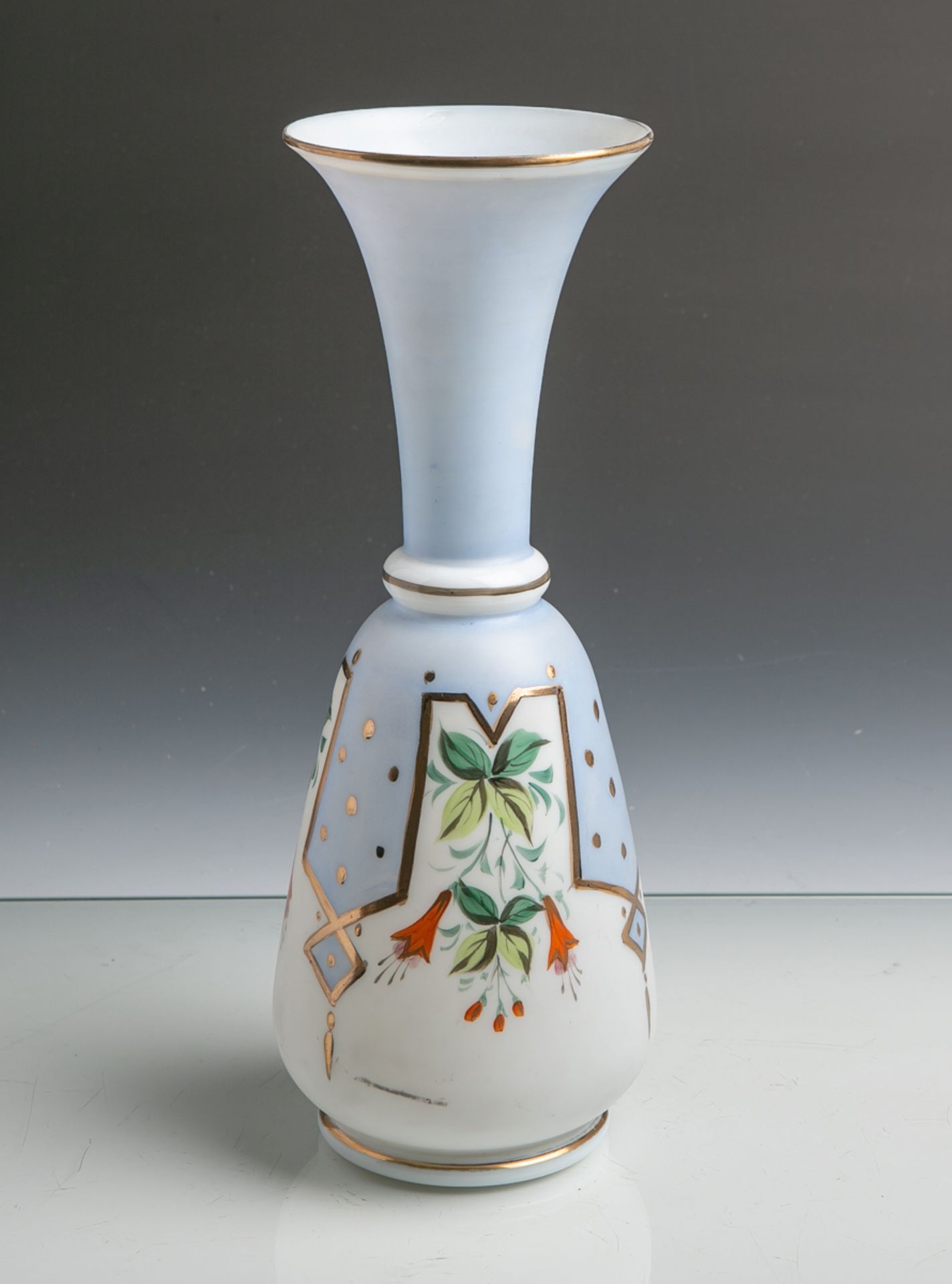 Biedermeiervase (19. Jahrhundert), mattes Glas m. Blumendekor u. Goldstaffage, ovoideForm, Mündung