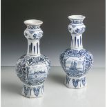 2 kl. Vasen (Delft, blaue Unterbodenmarke, 19. Jahrhundert), Bäuerliche Motive m.Blumendekor,